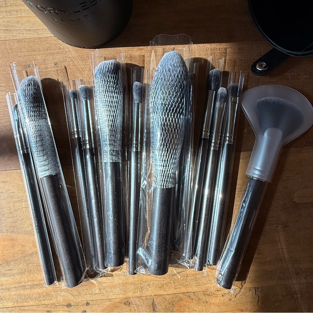 Formless Beauty Master Brush Set by Jenny McCarthy - Picture 4 of 8